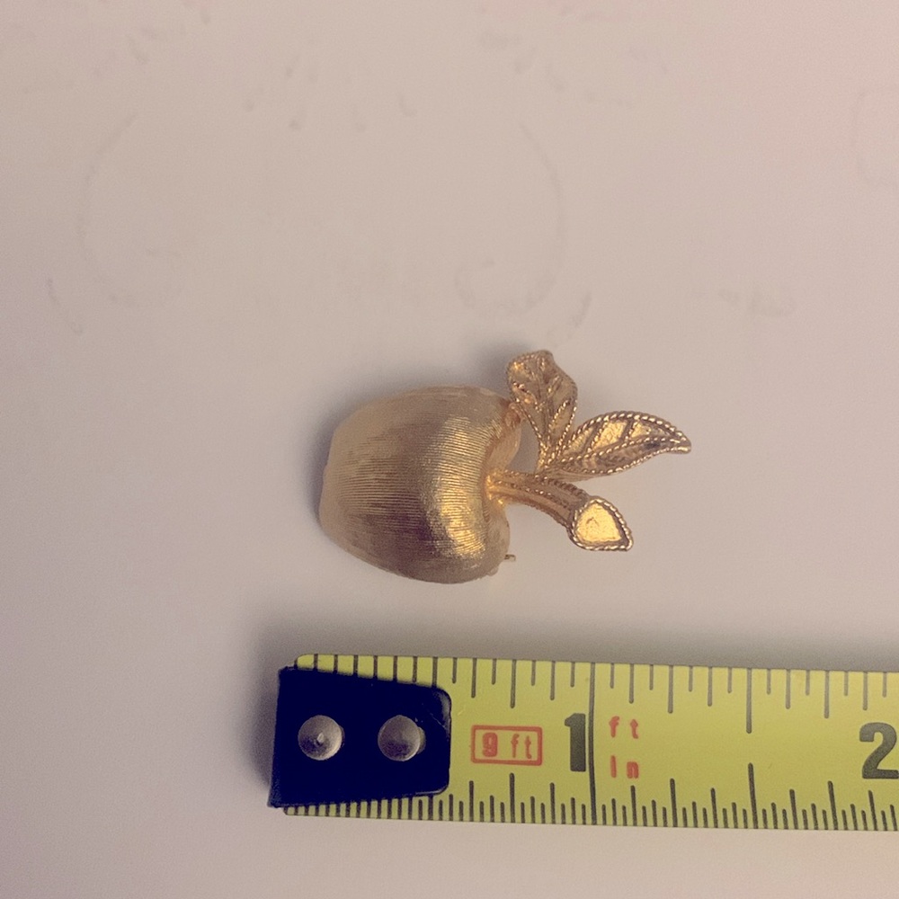 Apple pin brooch gold tone brushed mini - Picture 6 of 6